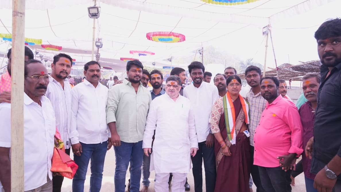 సమ్మక్క సారలమ్మ అమ్మవార్లను దర్శించుకొని ప్రత్యేక పూజలు చేసిన మంత్రి పొన్నం ప్రభాకర్ గారు